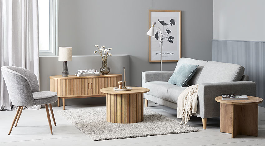 Mueble TV de madera con puertas de persiana en salón con sofá, mesa de centro, mesa auxiliar 