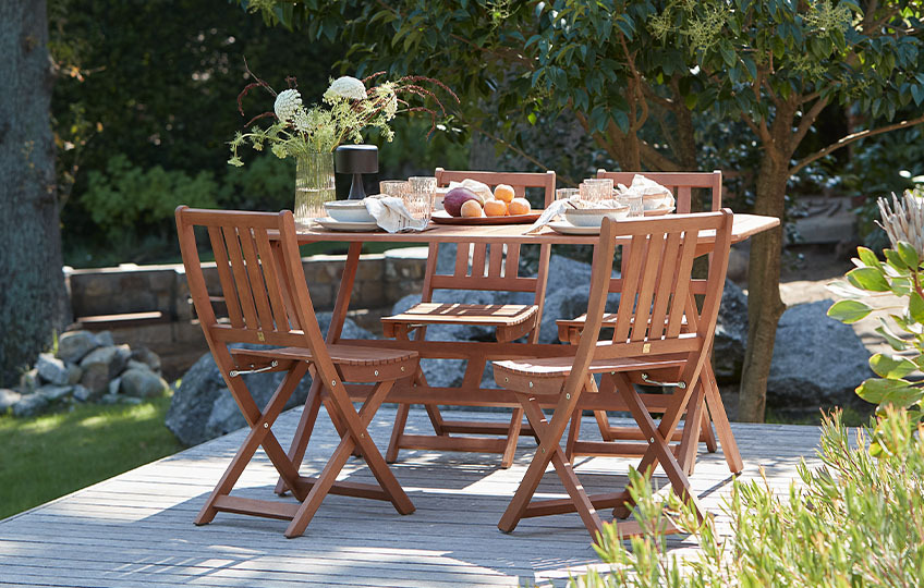 Mesa de jardín de eucalipto macizo y sillas de jardín en una terraza